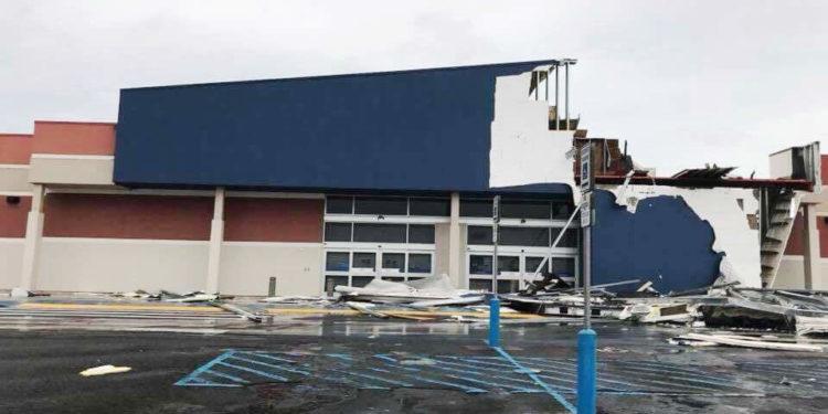 La icÃ³nica fachada triangular de la tienda Best Buy en Plaza Carolina quedÃ³ hecha pedazos por la impresionante fuerza del huracÃ¡n MarÃ­a (foto: Xavier Vazquez/Facebook)