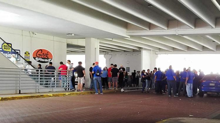 Empleados de las tiendas Best Buy fueron reunidos en el estacionamiento de la tienda de San Juan (foto: Tecnético)