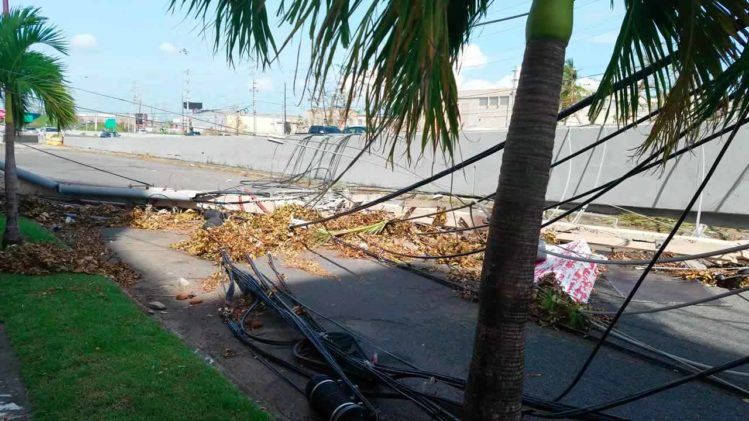 Cables de servicios de telecomunicaciones yacen en el suelo de un sector de Guaynabo, Puerto Rico, luego del paso del huracán María (foto: Tecnético)