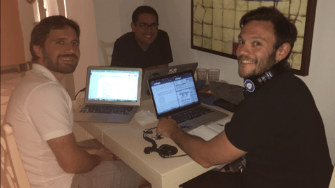 Trabajando en crear el app "RefugiosPR" de izquierda a derecha: Giancarlo González, Dan Sheldon y Maksim Pecherskiy (foto: suministrada)