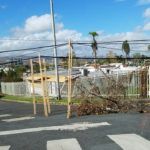 En vez de cortar los cables que yacían en el pavimento de la entrada a su comunidad, vecinos del sector Alturas de Santa María en San Juan construyeron un armazón en madera para elevarlos y permitir el tráfico (foto: Tecnético)