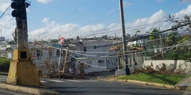Vecinos del sector Alturas de Santa MarÃ­a en San Juan decidieron no cortar los cables que pasan por la entrada a su comunidad (foto: TecnÃ©tico)