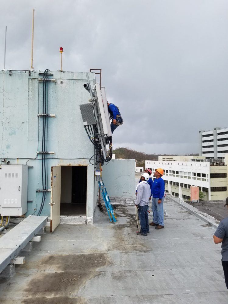 Técnico de la compañí­a móvil Sprint trabajando en una las antenas de la empresa (foto: Sprint PR)