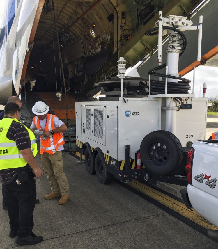 Una de las antenas temporeras de AT&T es descargada de un avión a su llegada a la isla (Suministrada)