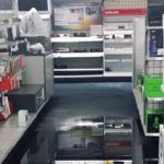 Un charco de agua en el interior de una de las tiendas Best Buy en Puerto Rico revela parte de los daños causados por el huracán María a su paso por Puerto Rico (fotocaptura de pantalla)