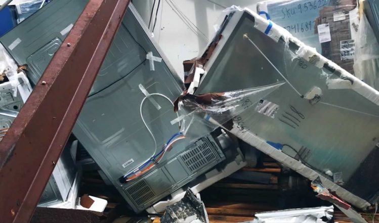 Así­ quedaron varios enseres luego de que la fuerza del huracán Marí­a penetrara el interior de una de las tiendas Best Buy en Puerto Rico (fotocaptura de pantalla)