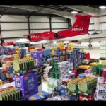 En la foto, el avión y las provisiones gestionados por la gerencia de Best Buy para asistir a sus empleados en Puerto Rico (fotocaptura de pantalla)