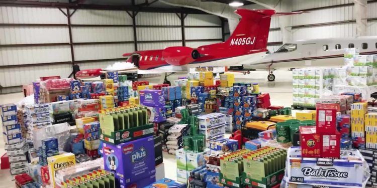 En la foto, el aviÃ³n y las provisiones gestionados por la gerencia de Best Buy para asistir a sus empleados en Puerto Rico (fotocaptura de pantalla)