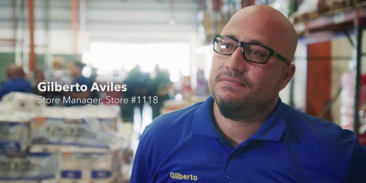 GIlberto AvilÃ©s, gerente de la tienda Best Buy de San Juan (fotocaptura de pantalla)