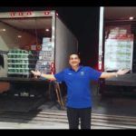 Davian Altarmiranda, gerente de distrito de Best Buy, posa frente a dos camiones con suministros para sus empleados en Puerto Rico (fotocaptura de pantalla)
