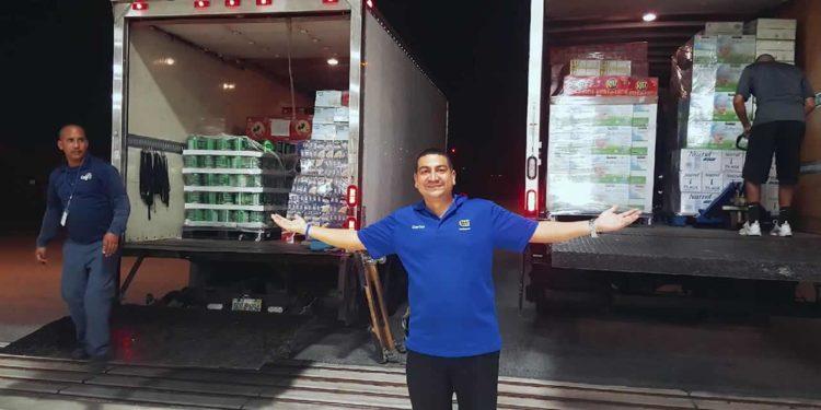 Davian Altarmiranda, gerente de distrito de Best Buy, posa frente a dos camiones con suministros para sus empleados en Puerto Rico (fotocaptura de pantalla)