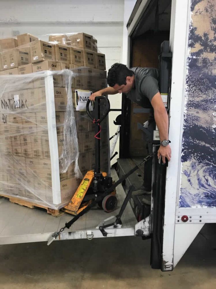 Un trabajador carga un camión con parte de los 10,000 radios que serán enviados a Puerto Rico (foto: NAB)