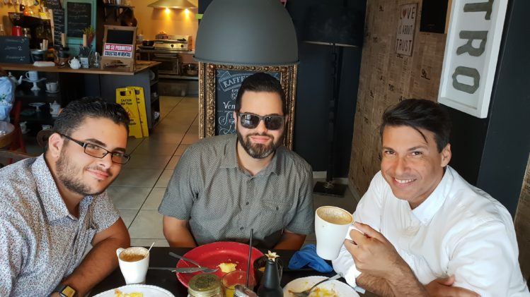 Así lucieron Wilfredo Ruíz, Roberto Flores y Wilton Vargas luego de degustar el brunch (foto: Tecnético)