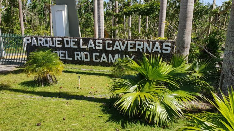 ...y esto fue lo único que pudimos ver de las Cuevas del Río Camuy: su letrero de entrada (foto: Tecnético)