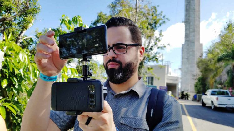 Roberto con el rig para probar los Galaxy de Samsung: el Galaxy S9+ arriba y el Galaxy S8+ abajo (foto: Tecnético)