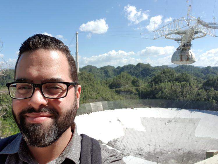En esta foto Roberto aprovecha la cercanía a las antenas principales del radiotelescopio para tomarse OTRO selfie (foto: Roberto Flores/Tecnético)
