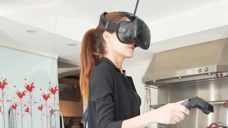 Una empleada de EuroDesign Homes demuestra el sistema de VR basado en el visor Vive de HTC (suministrada)