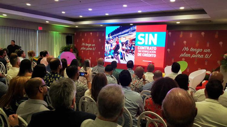 Prensa e invitados reunidos en Isla Verde se muestran atentos a los detalles de los nuevos planes anunciados por Claro Puerto Rico para el verano de 2018 (suministrada)
