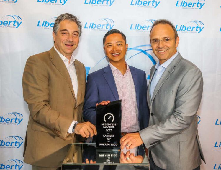De izquierda a derecha: Naji Khoury, presidente y principal oficial ejecutivo de Liberty Puerto Rico; PJ Marcelo, director de ventas de Ookla, y Antonio Llona, vicepresidente de Liberty Business (suministrada)