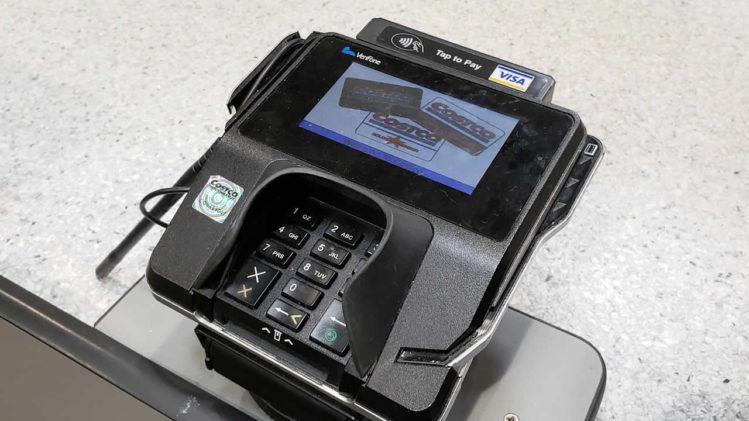 Así lucen los terminales para procesar pagos con tarjetas en Costco de Bayamón, Puerto Rico luego de haber sido modificados para aceptar pagos móviles (foto: Tecnético)