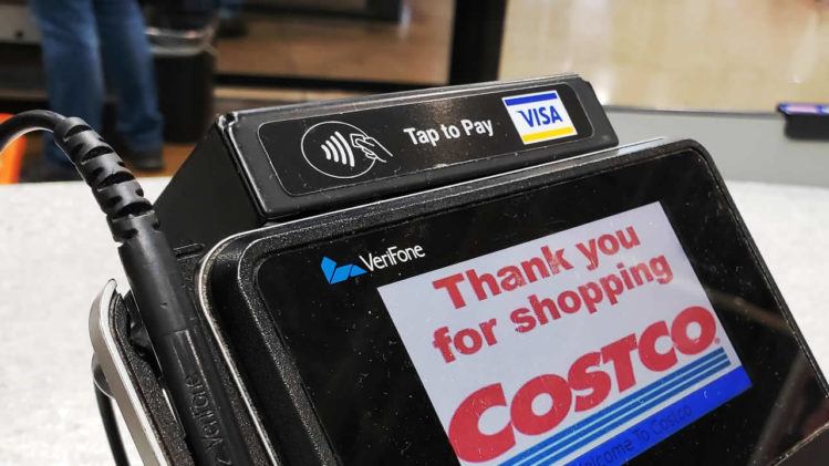 La modificación a los terminales en Costco consistió en añadirle el área donde usuarios de pagos móviles acerquen sus teléfonos para realizar la transacción (foto: Tecnético)