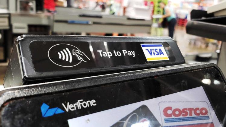 Usuarios de Apple Pay, Google Pay y Samsung Pay solo necesitan acercar sus teléfonos a esta área del terminal de pago para llevar a cabo la transación (foto: Tecnético)