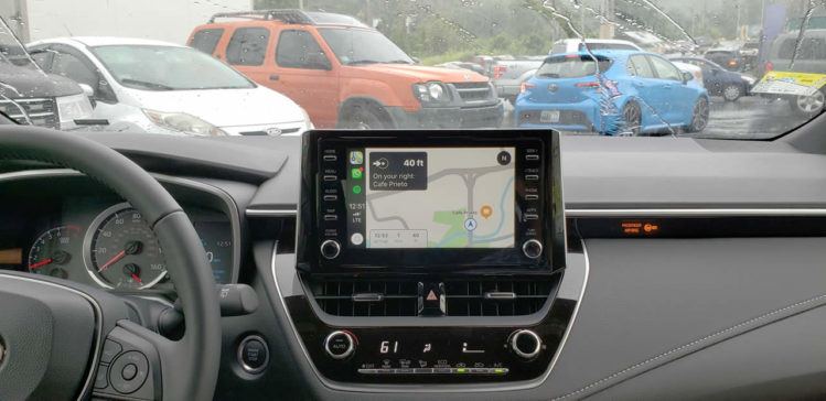 CarPlay de Apple funcionando en la pantalla de 8" del Corolla Hatchback de Toyota (foto: Tecnético)