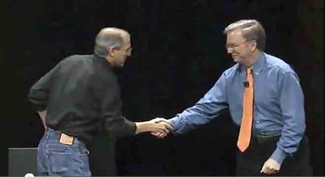 Eric Schmidt de Google saluda a Steve Jobs de Apple en un evento (foto: Apple)