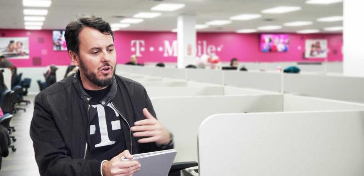 Jorge Martel explica los resultados de la operación de T-Mobile Puerto Rico y los planes para 5G en el centro de atención al cliente de la empresa en Caguas (foto: Tecnetico.com)