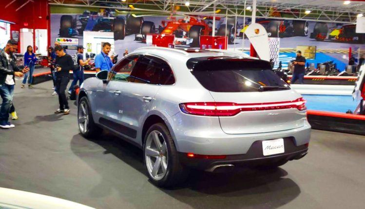 El diseño de la parte trasera del nuevo Macan permanece fiel al ADN Porsche en cuanto a diseño, con una franja trasera de luz LED tridimensional (foto: Tecnético)