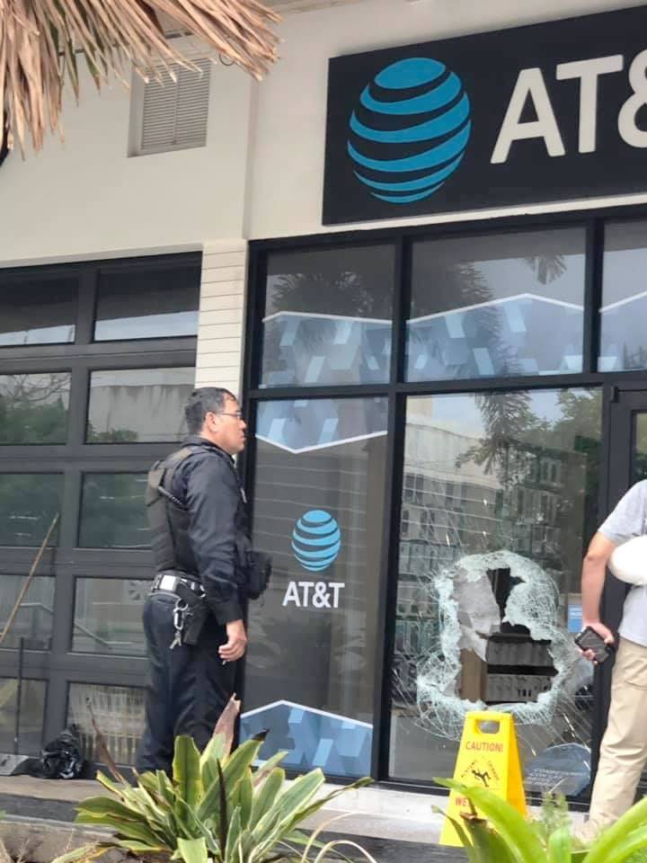 Así­ quedó uno de los cristales de la nueva tienda estudio de AT&T en Miramar luego de que fuera vandalizada a finales de mayo (foto: José Maldonado)