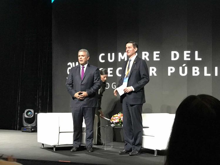 Iván Duque, Presidente de la República de Colombia comparte el escenario de la primera Cumbre del Sector Público de Amazon Web Services (AWS) con Jeffrey Katz, director general de las regiones América Latina, Canadá y el Caribe, sector público a nivel mundial de AWS (foto: José Hernández Falcón, Tecnético)