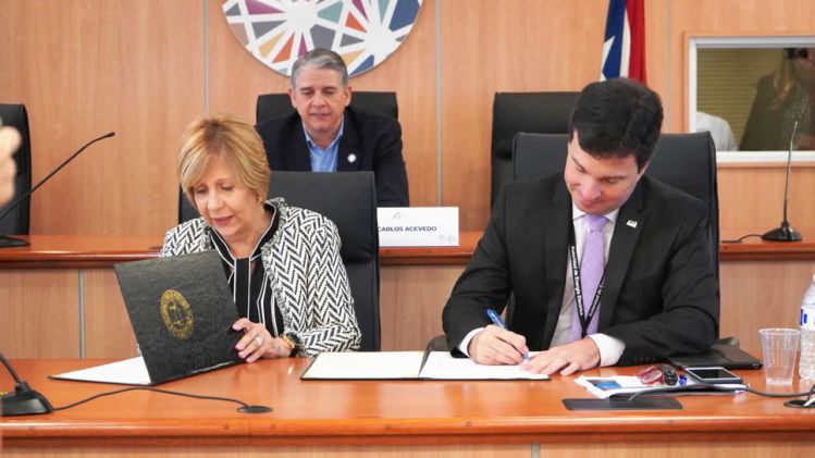 Momento de la firma de los acuerdos (foto: Tecnético)