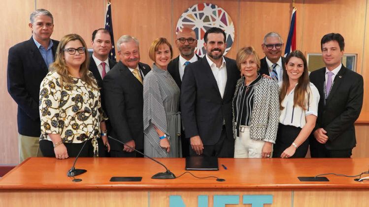 Representates del gobierno, la industria de las telecomunicaciones, líderes de sectores sociales y económicoos posan junto al Gobernador de Puerto Rico, Ricardo Rosselló, luego de la firma de los acuerdos (foto: Tecnético)
